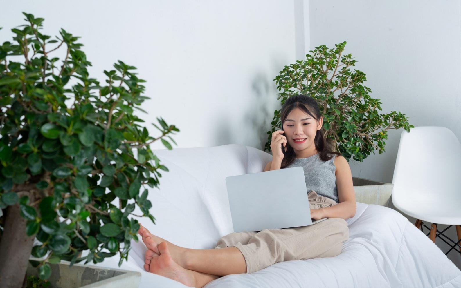 Personne travaillant sur un budget minimaliste avec des outils simples